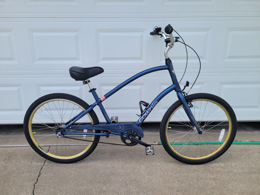 ALUMINUM ELECTRA TOWNIE  cruiser bike. 3 speed. 26 tires. Everything works.