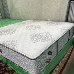 Lovely KING 🌟💜MATTRESS AND 🌟💜BOX SPRING 