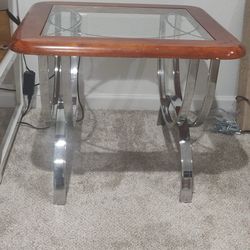 2 excellent side tables (matching)
