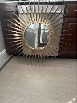 Silver Sunburst Wall Mirror – Statement Décor Piece