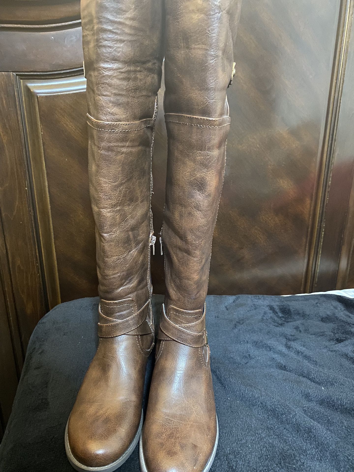BOOTS GUESS 10