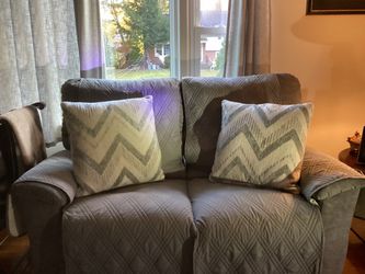 Four (4) Beautiful accent pillows in like new condition