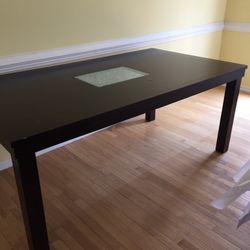  Dining Table With Beautiful Glass Centerpiece 