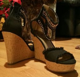 Guess, Size 9, wedged zip up