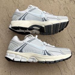 New Nike Zoom Vomero 5 Platinum Tint Photon Dust Men’s 7, Youth 7y, Women’s 8.5