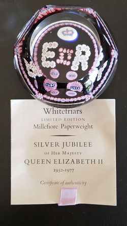 Queen Elizabeth II - Silver Jubilee Paperweight