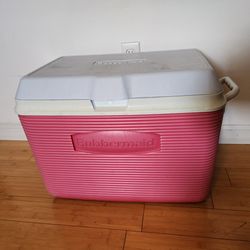 Rubbermaid Large sized Cooler with Drain