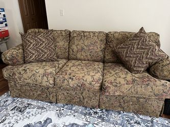 La-Z-Boy Sofa 36”X90”X42” No Smoking Or Bugs