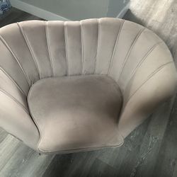 Shell-back accent chair 