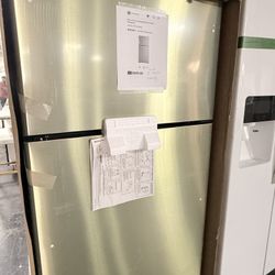 GE - 21.9 Cu.ft Garage Ready Top Freezer 