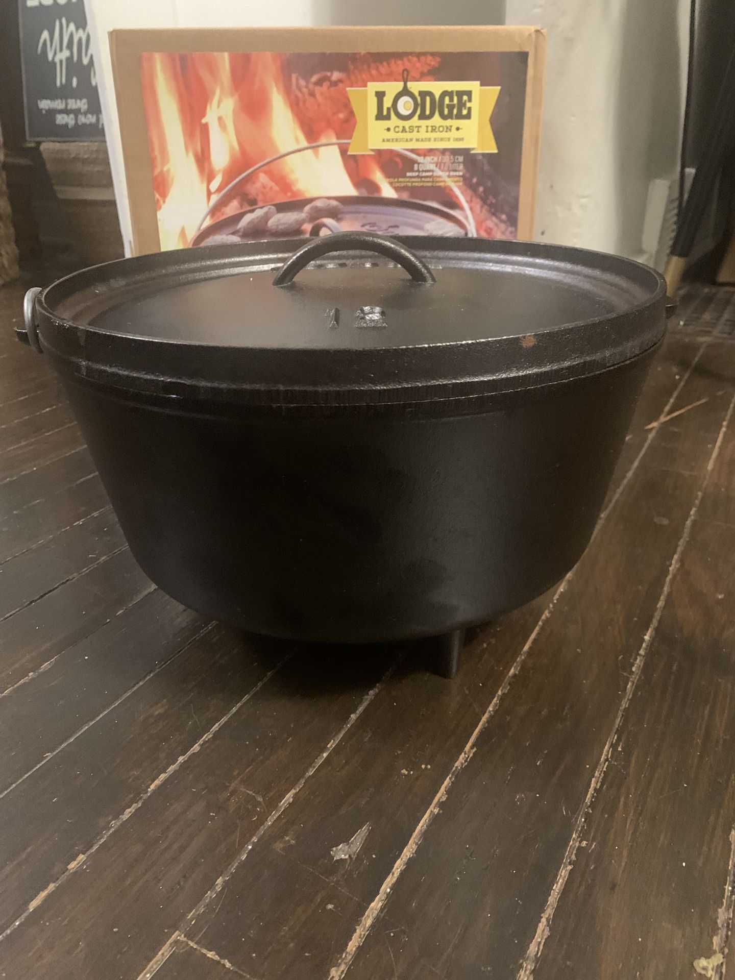 Lodge Cast Iron 8Qt Camp Dutch Pot NEW