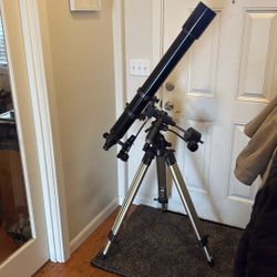 Orion Skyview deluxe 90 mm telescope with stand and extras