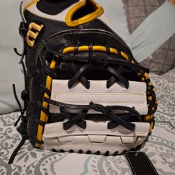 Wilson A2000 Softball/Fastpitch First Baseman Glove 12"