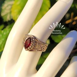 Sterling Silver 925 Ring with Marquesite Cut and Garnet Stone.