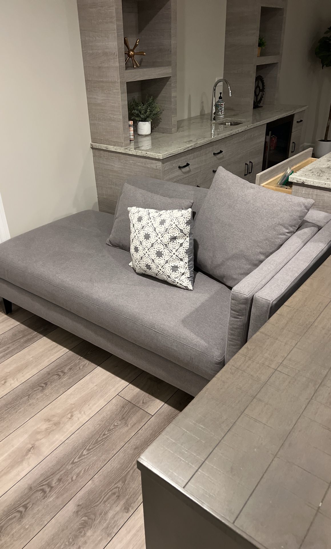 Chaise Couch, Elegant
