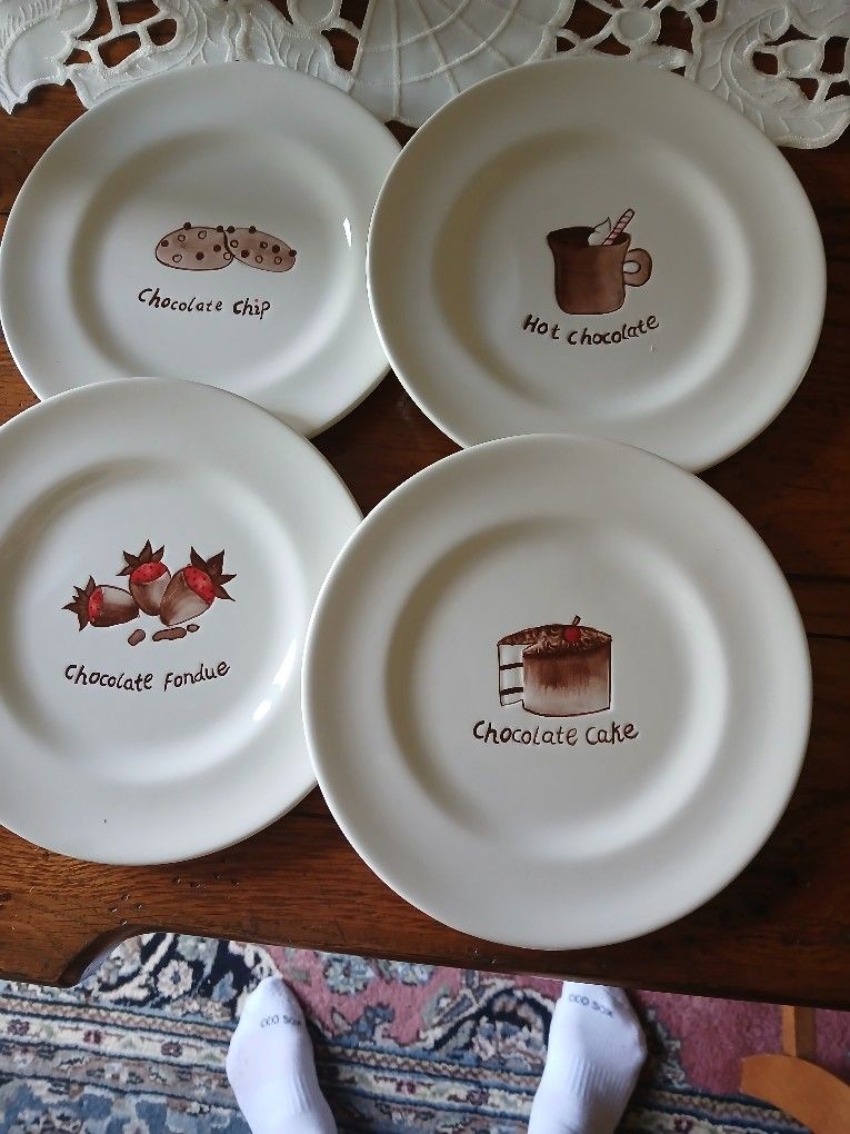4 Holiday Plates Perfect Condition