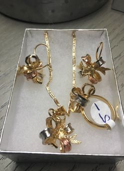 5 piece set 14k overlay Gold Earrings, Ring Size 5, Pendant and Necklace- 3 piezas Aretes, Anillo Talla 5, Dije y Cadena 14k baño de oro