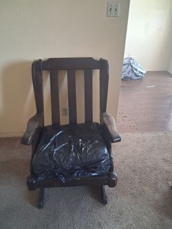 Beautiful Antique Slider Ro ki g Chair. Cushions need  to be washed.