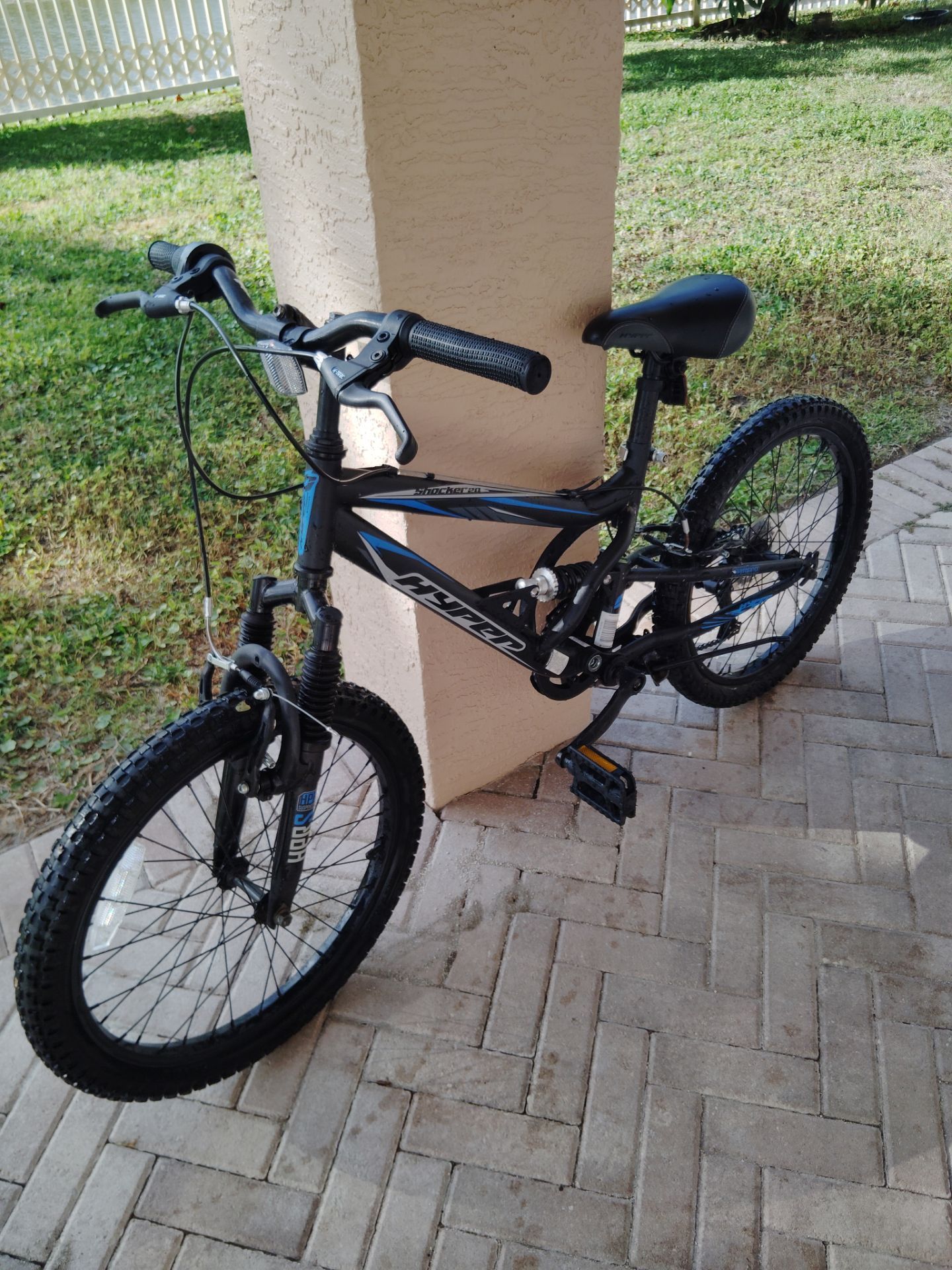 Schwinn Trailway 28 inch Hybrid Bike. Aluminum Frame, Alloy Front Suspension Fork. 21 Speed Shifter. Alloy Linear Pull Brakes. Alloy Rims.
