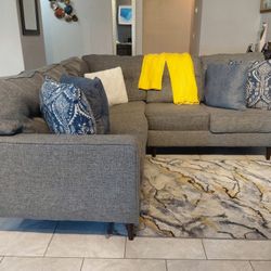 FREE DELIVERY!!!!
Modern Ashley Furniture Zardoni sectional sofa