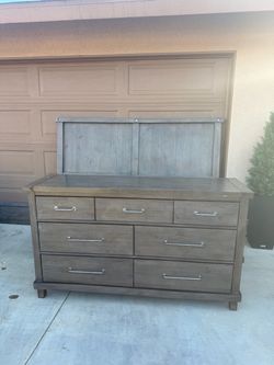 Bedroom set / dresser / night stands