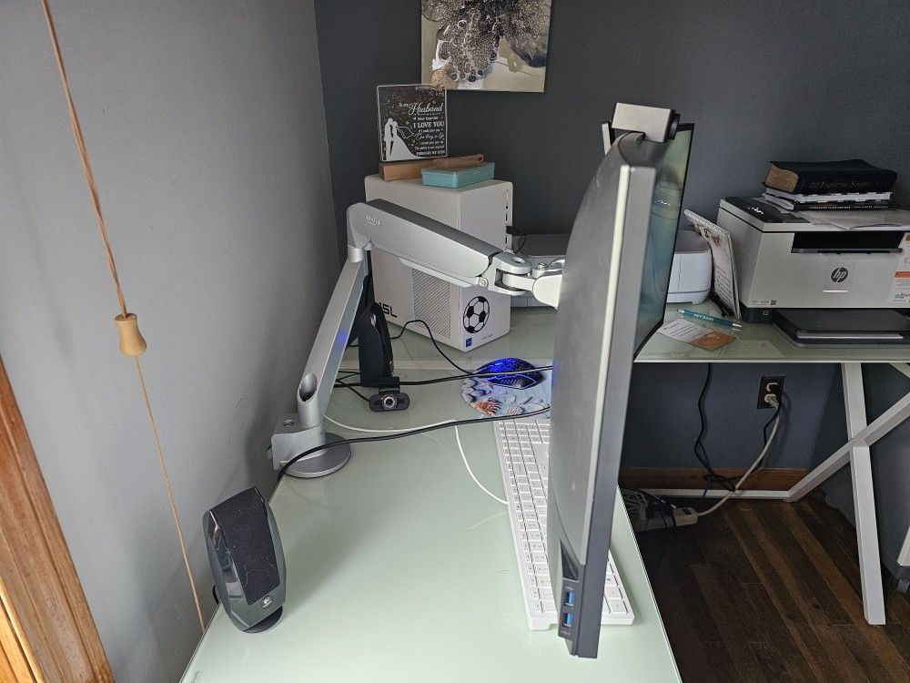 Dell 34" UltraSharp Monitor with Ergotron Arm – Great Condition!
