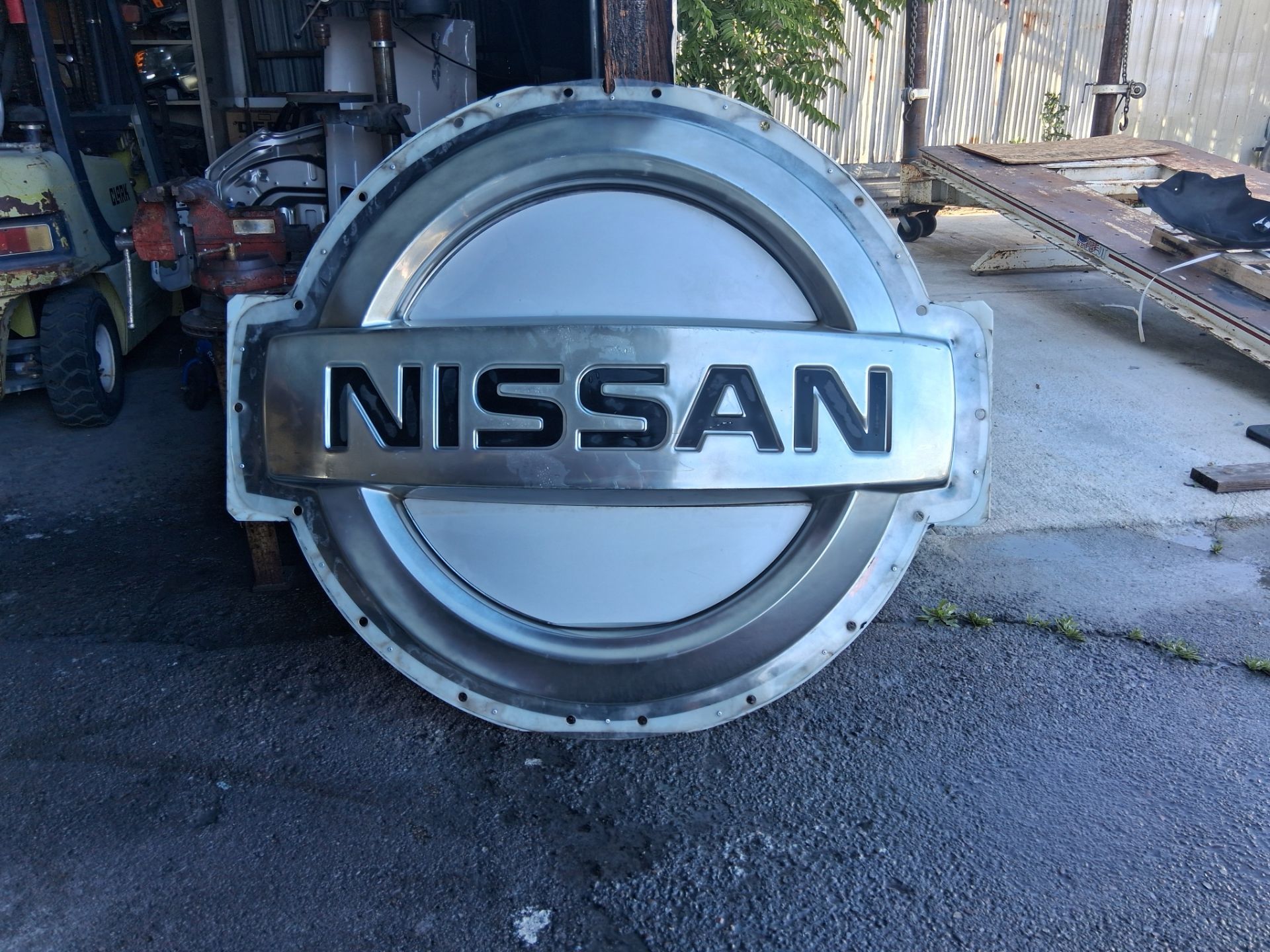 Nissan dealership sign