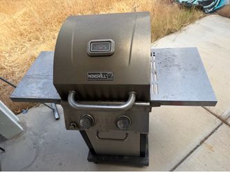 Gas grill with two propane tanks