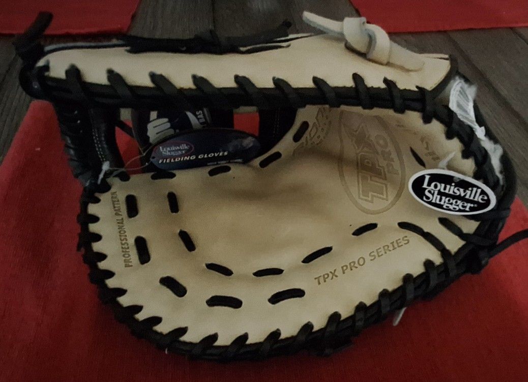 LOUISVILLE SLUGGER FIRST BASE MITT 