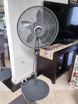 Lasko 20 inch gray pedestal fan with remote. Like new condition.