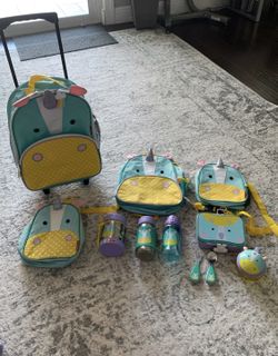 Unicorn skip hop unicorn set Suitcase Lunch box (shows signs of wear)) Backpack Small backpack with leash Thermos Lunchbox Fork/spoon Snack cup 2 bo