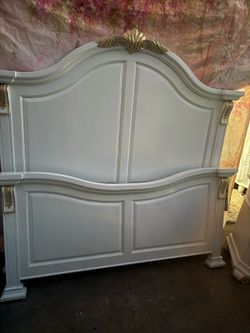 Glam style wooden bedroom set queen size are big pieces solid wood colors white and gold has been refurbished!🌺