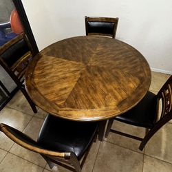 Dinner Table & 4 Chairs Dinner Table Set $100 *Need Gone ASAP*