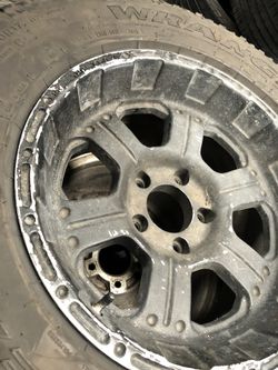 5x 5 chevy 5lug 17x9 pro comp wheels W/ tire 400obo 265 70 17 A/T TIRES