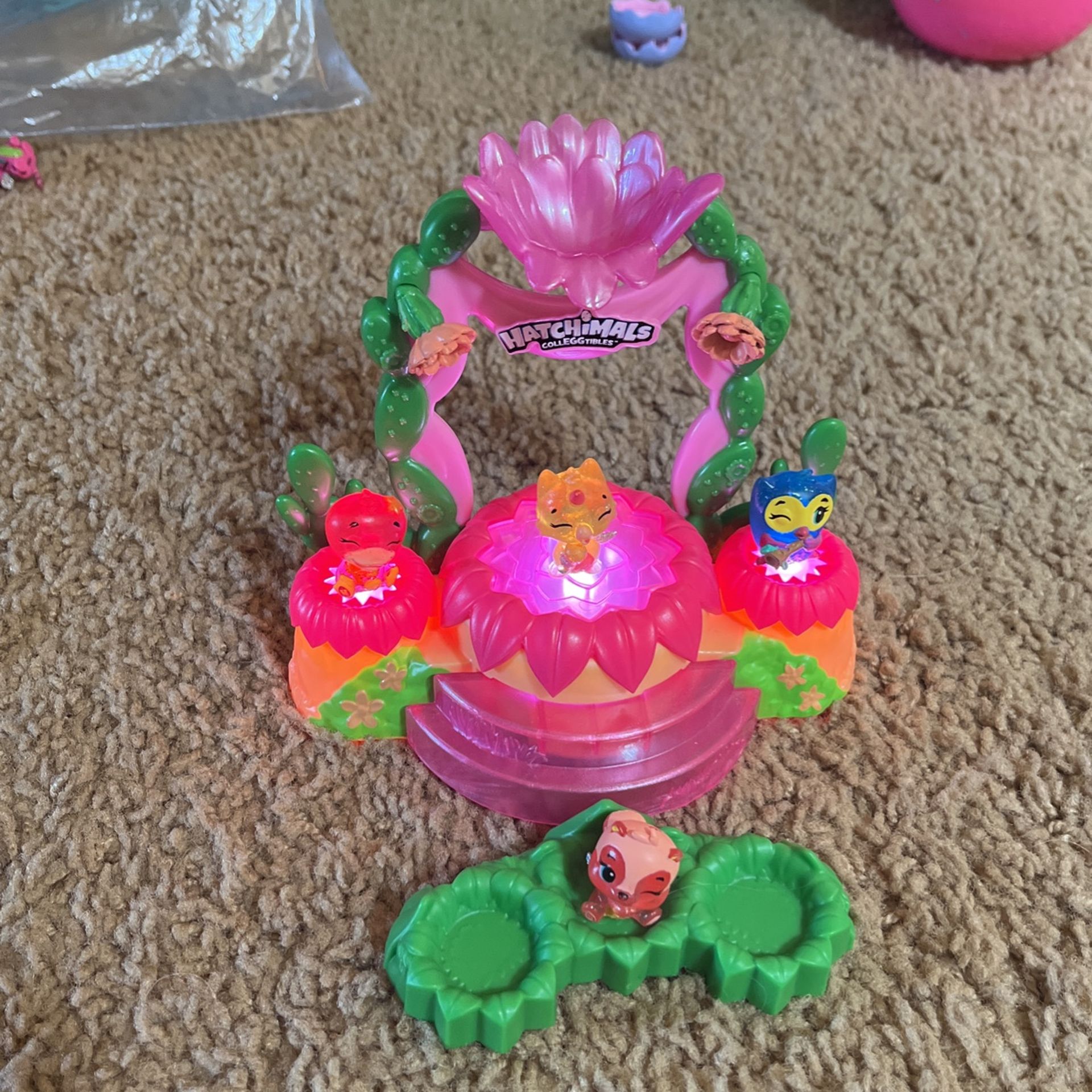 Hachimal Light Up Stage Set With 4 Hachimals And Hatchimal Seats