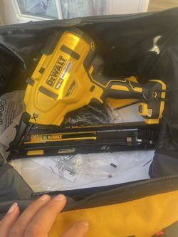 Pistola De Clavos De 15GA dewalt