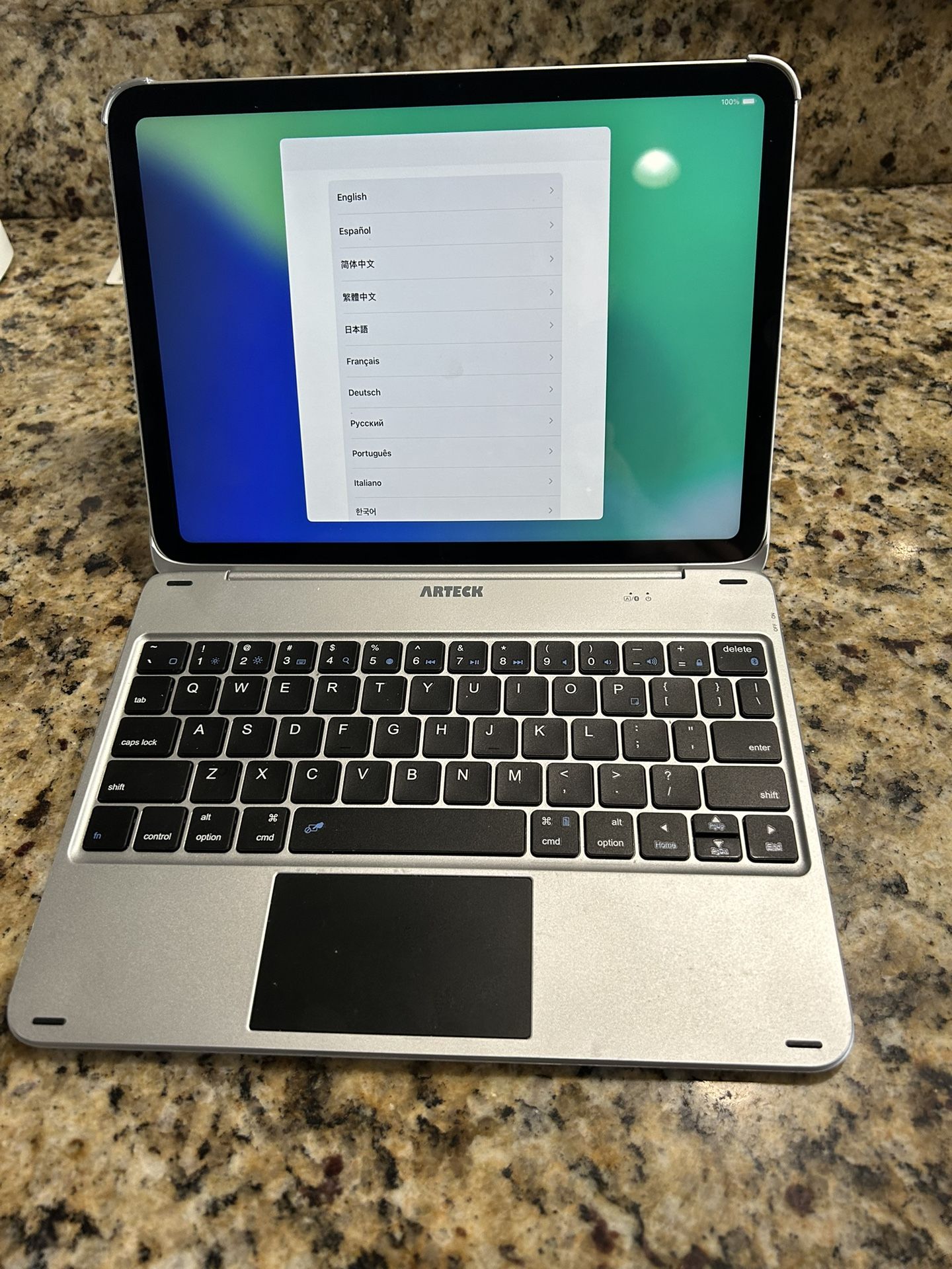 iPad 10th. Generation With Keyboard