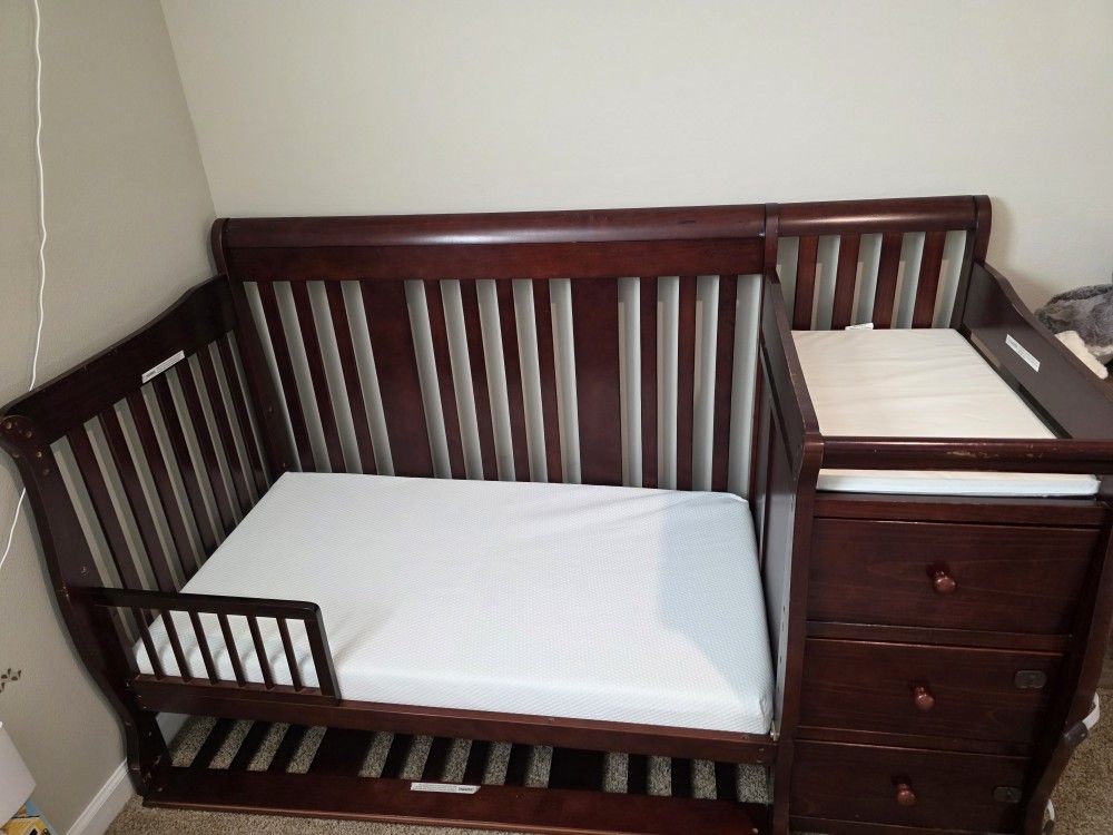 ✨ Convertible Crib + Changing Table + Storage – Excellent Condition ✨