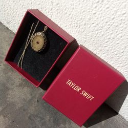 Taylor Swift "We'll Run" tour ruby red gold necklace lockit