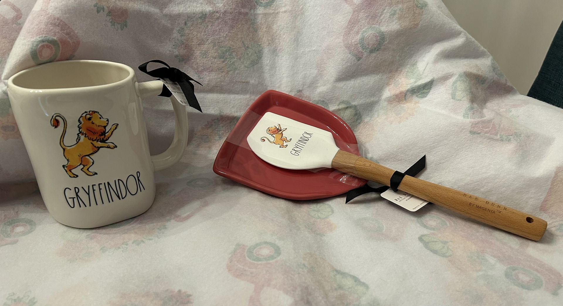 New Harry Potter Gryffindor Mug & Spatula Set