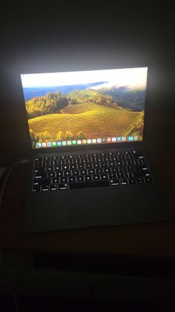 MacBook Air 2019 8 GB ram 250 GB hardrive  Intel core I5 pro with charger