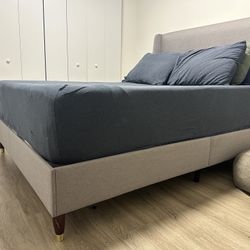 QUEEN BED FRAME PLATFORM + MATTRESS