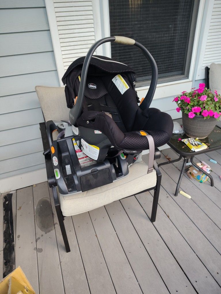 Chicco Bravo Car seat, and 2 KeyFit car seat bases