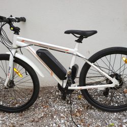 WHITE ELECTRIC BIKE OUTDOOR