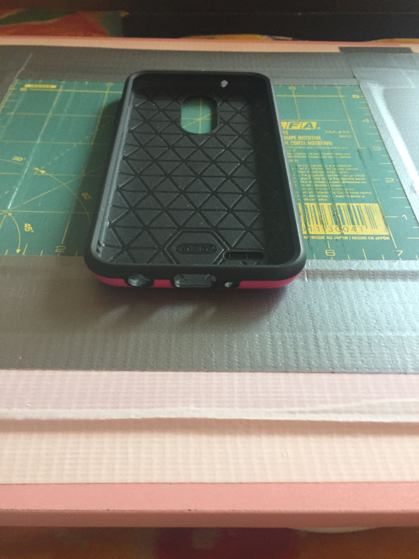 Cell phone Hard Case/It’s pink on the bottom. Please buy it.