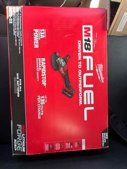 Milwaukee fuel  Cordless 4-1/2 in./6 in. Braking Grinder w/Paddle Switch & Two XC 8.0 Ah Battery