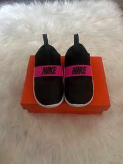 New in box pink and black nike flex runnner size 9