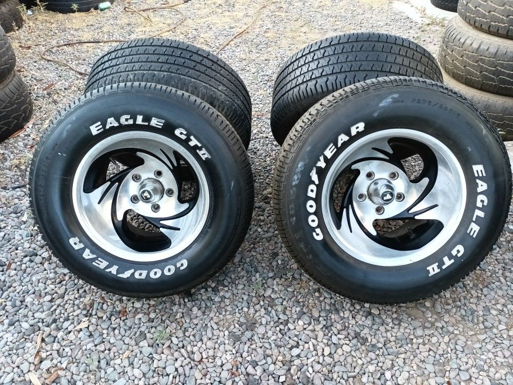 RIMS 15X8.5 ....275/60R15......5 LUGS BOLT PATTERS 5X5. 1 TIRE NO GOOD