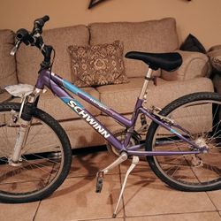 "Schwinn Ranger" Female/ purple & turquoise/ 2.4 Front Suspension/ Mountain (Bicycle/ Bicicleta)