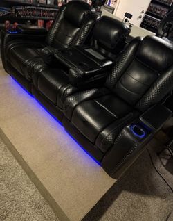 BLACK LEATHER RECLINER SOFA W/ LED’s & SPEAKERS - center console 🖤